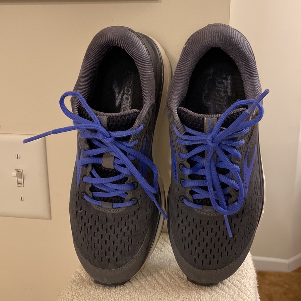 Brooks Dyad 10 Gray Sneakers with Blue Trim Great Padding Size Women’s 8.5M